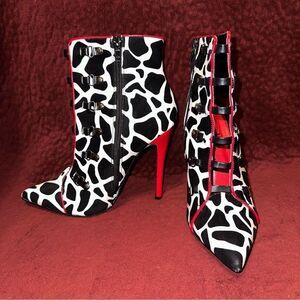 So Me Cow Print Boots🐄